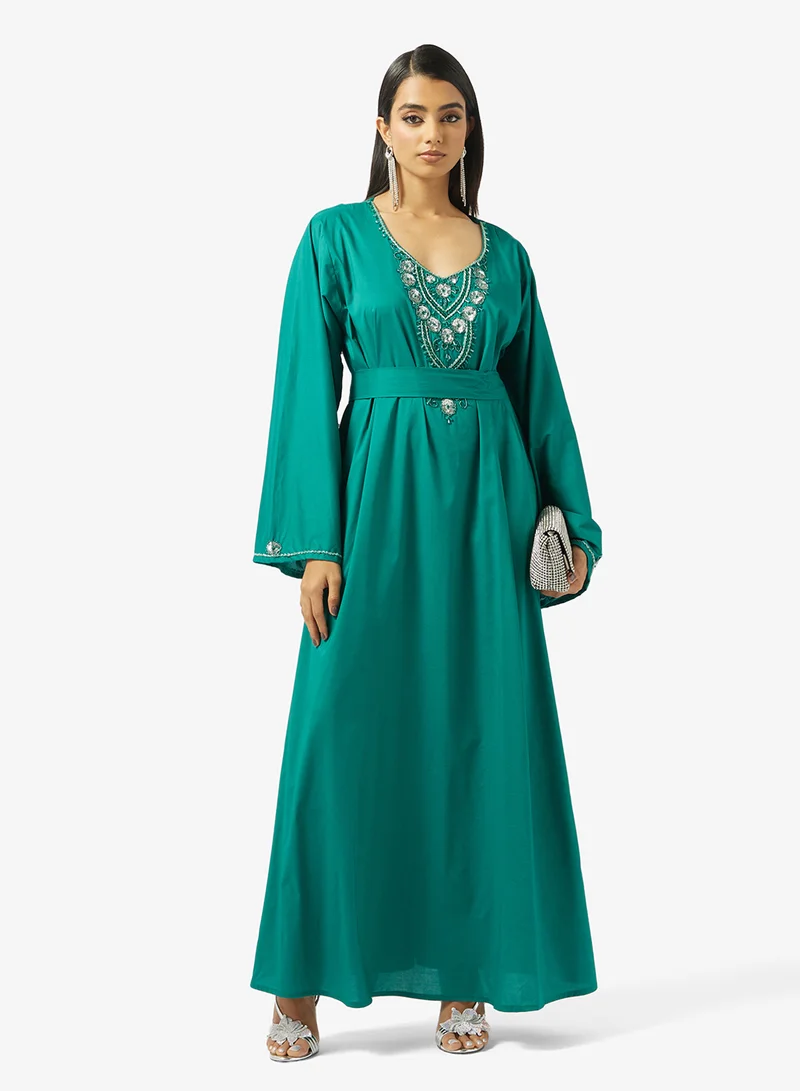 هيا كلوزيت جلابية مطرزة بالزهور في الأمام وحزام